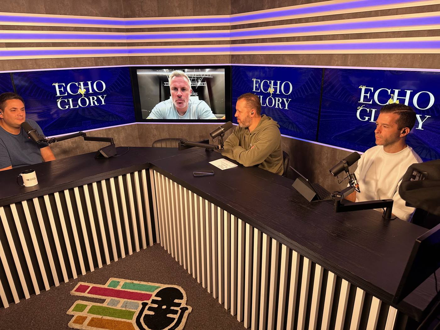 Four-seat roundtable recording in the studio